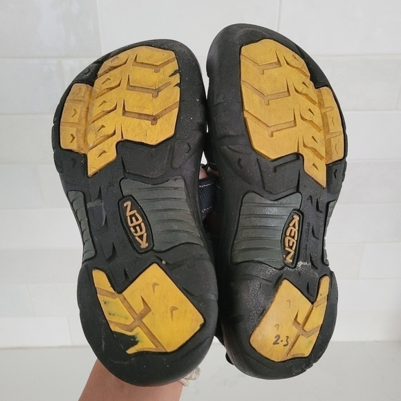Keen Newport H2 Closed Toe Water Shoe Water Sandal Black Blue Navy Boys Size 2/3 - Picture 4 of 4
